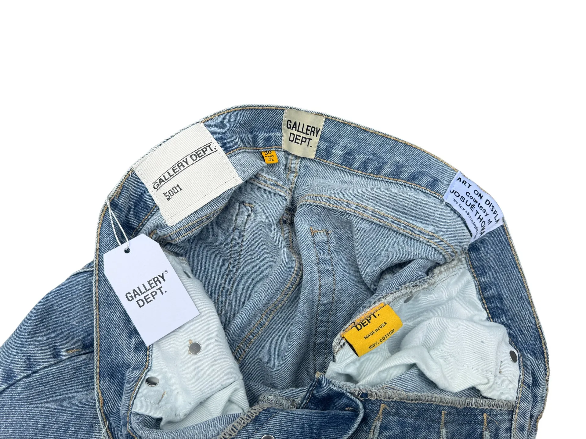 P250💰G70 GALLERY DEPT. Denim bell-bottoms with holes and random threads connected to washed and distressed spliced ​​jeans. GALLERY is attracted by these bell-bottoms. Whether it is a reset of Carhartt or Levis, it has created a strong brand style. Since these pants are modified from rare vintage, the production capacity is limited. Therefore, after many icons wore them, these pants were once hard to find. Later, perhaps due to the improvement of GD's business in the past two years and the expansion of production lines, the brand itself lowered the price, so I can't wait any longer for these pants this year and will definitely buy them. During the process of the denim washing plant, the owner of the washing plant helped introduce a boss who had worked for Levi's foundry and started his own business. This also paved the way for the following styles. Therefore, Levi's remodeled single product for the base plate is really familiar. Whether it is the fabrics supplied or the lathes used in production, there is nothing to choose from. -Color: blue -Size: S-XXL (corresponding to 28-36)